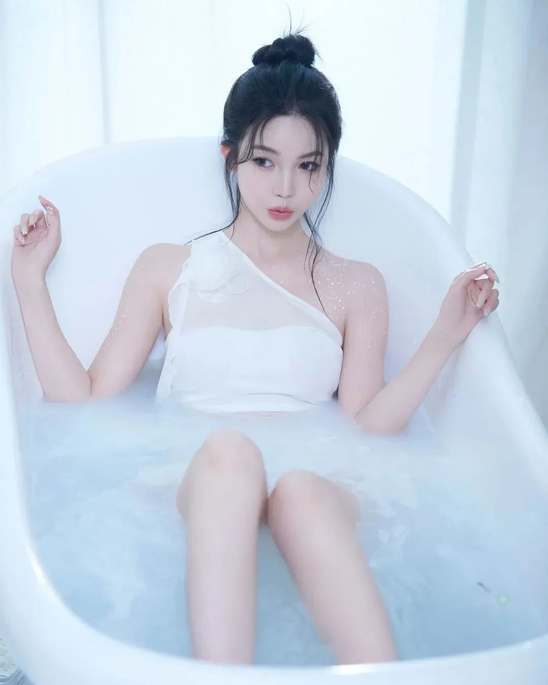 抹胸少女牛奶浴写真 - 炫图天下