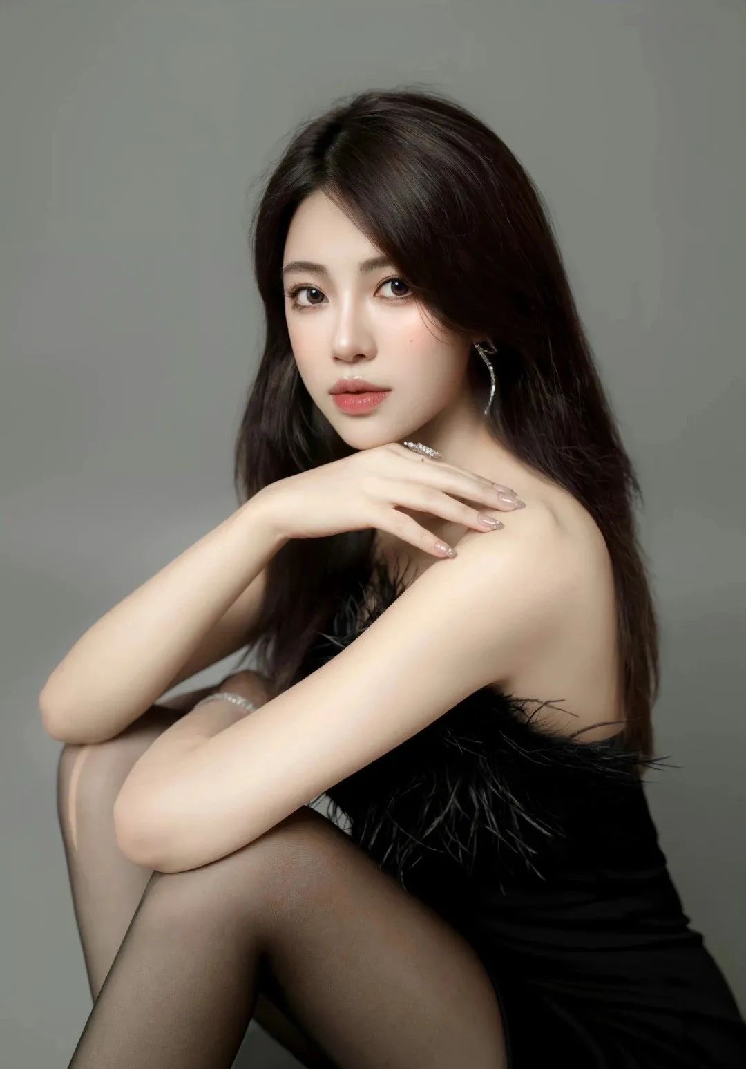 美女模特、迷人短裙、黑丝写真、甜美 - 炫图天下