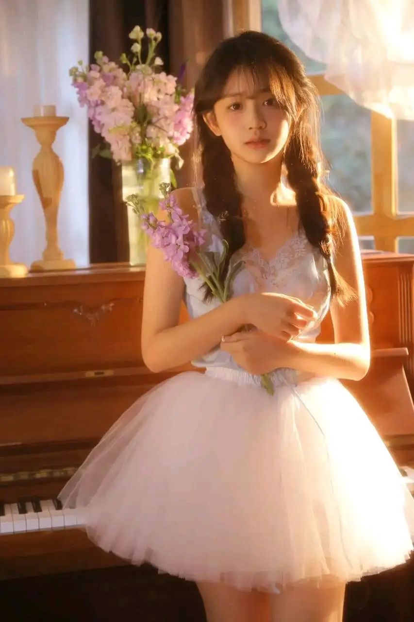 白衣少女，笑靥如花 - 炫图天下