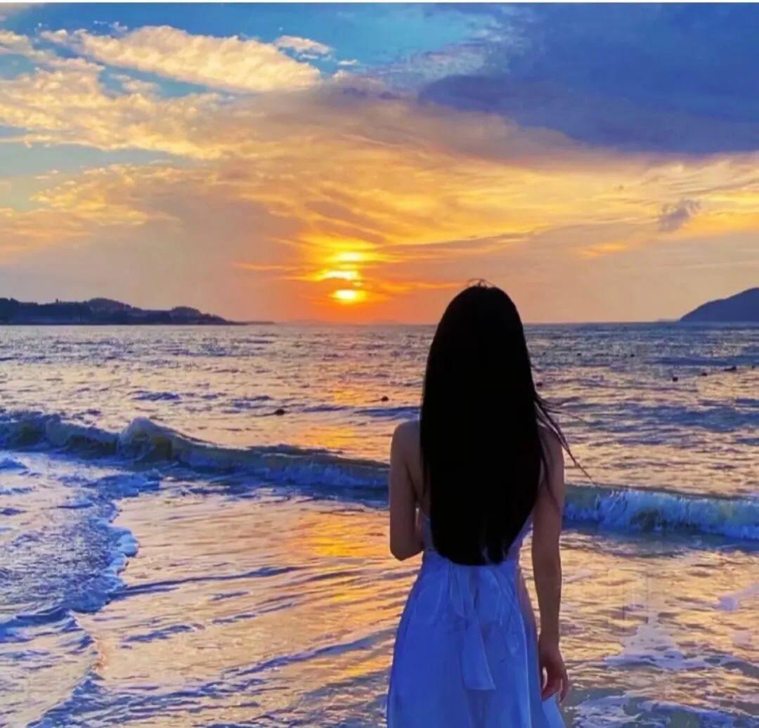 WeChat女生头像 | 日出映照背影女头 - 炫图天下