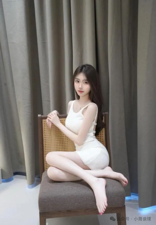 白色紧身包臀裙美女，腰细腿长，身材完美 - 炫图天下