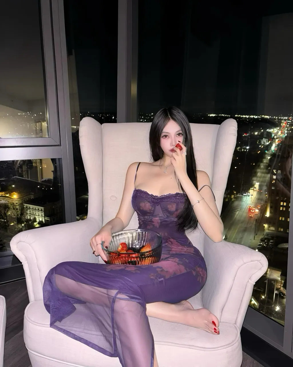 2024最新美女写真 | 紫色战袍 - 炫图天下