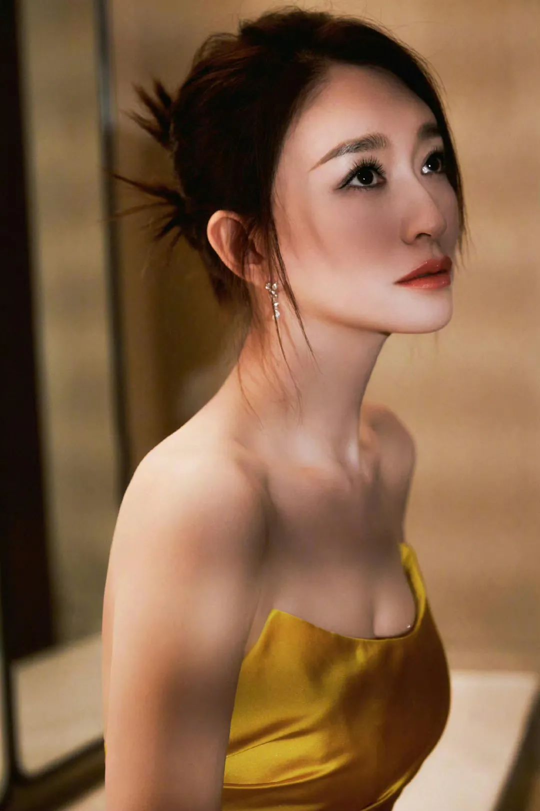 李小冉｜金色抹胸裙 - 炫图天下