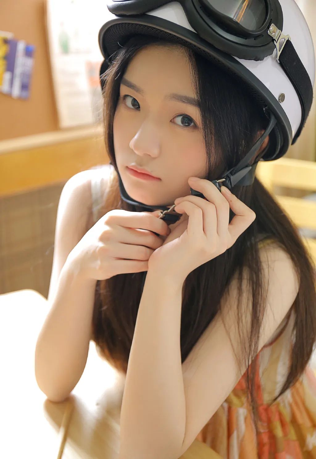 白皙萌妹，甜美迷人