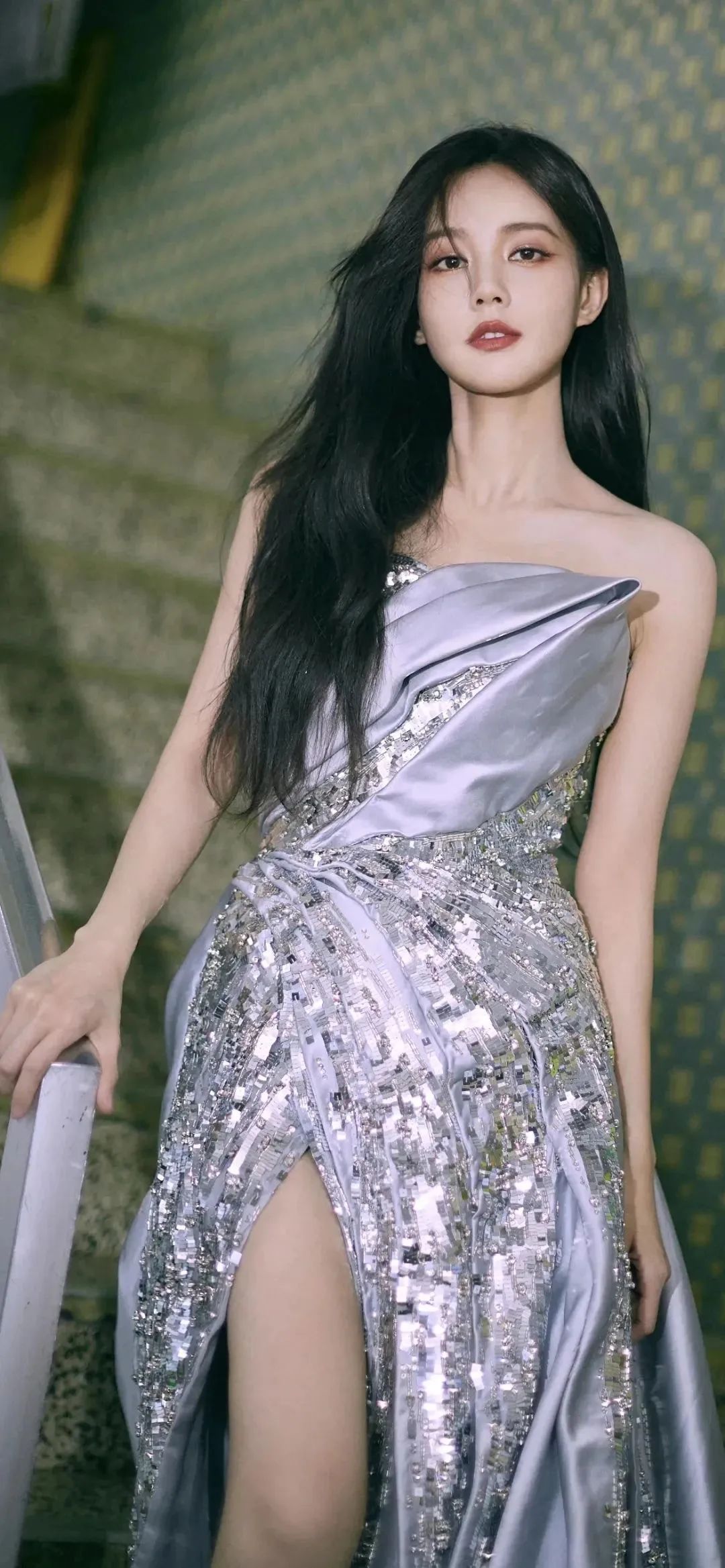 壁纸｜李一桐灰色抹胸礼服裙靓妆手机壁纸 - 炫图天下