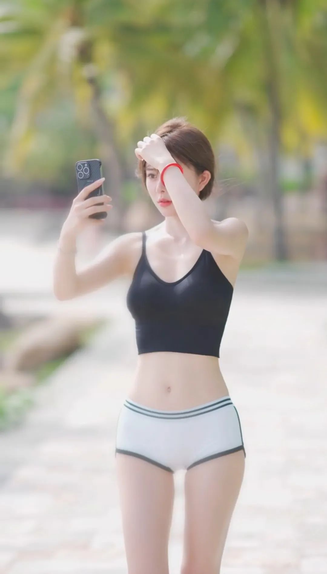 美女壁纸｜小仙女散步吹风 - 炫图天下