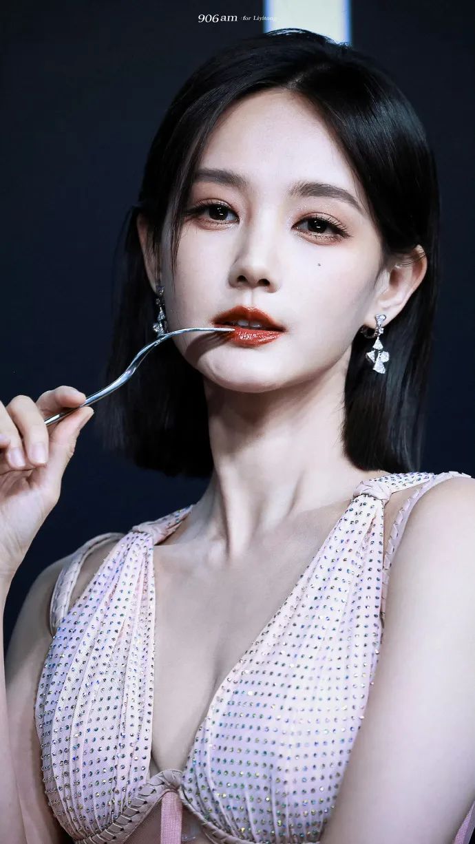 李一桐：美人含笑艳如霞，香肩玉体美如画。 - 炫图天下