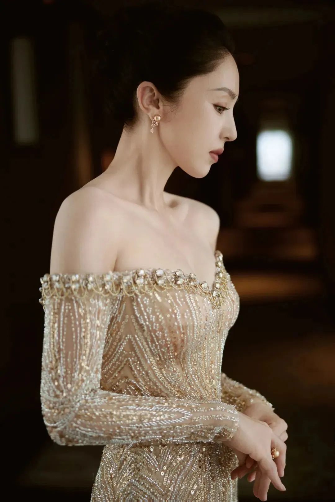 壁纸｜董璇金色抹胸长裙浮光落影绝绝子壁纸 - 炫图天下