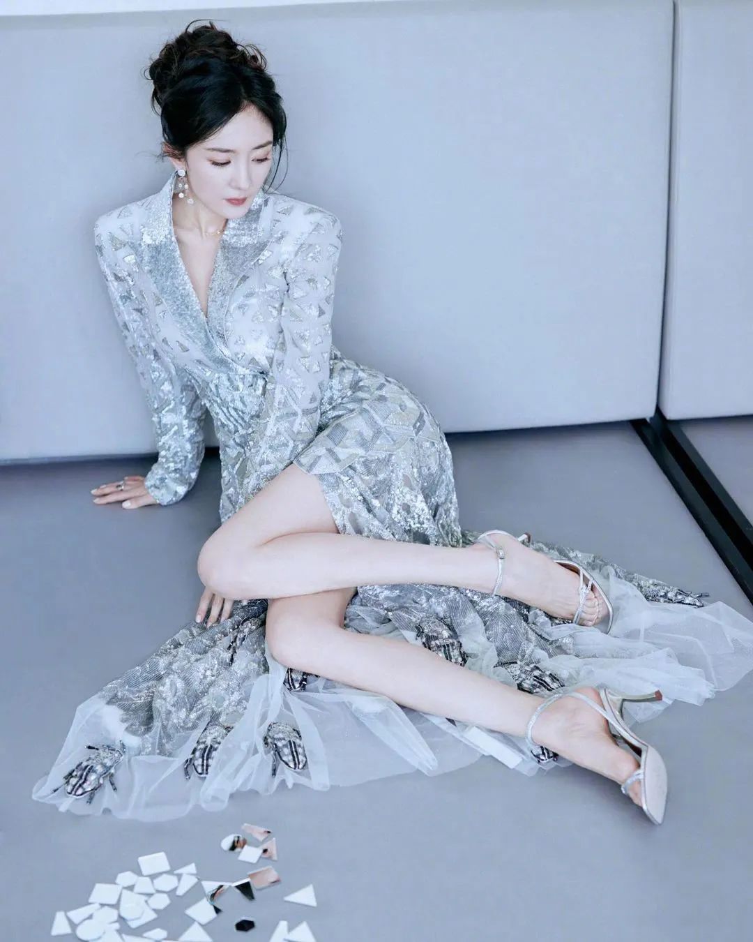 杨幂御系写真，长腿美足格外显眼，摄人心魂 - 炫图天下