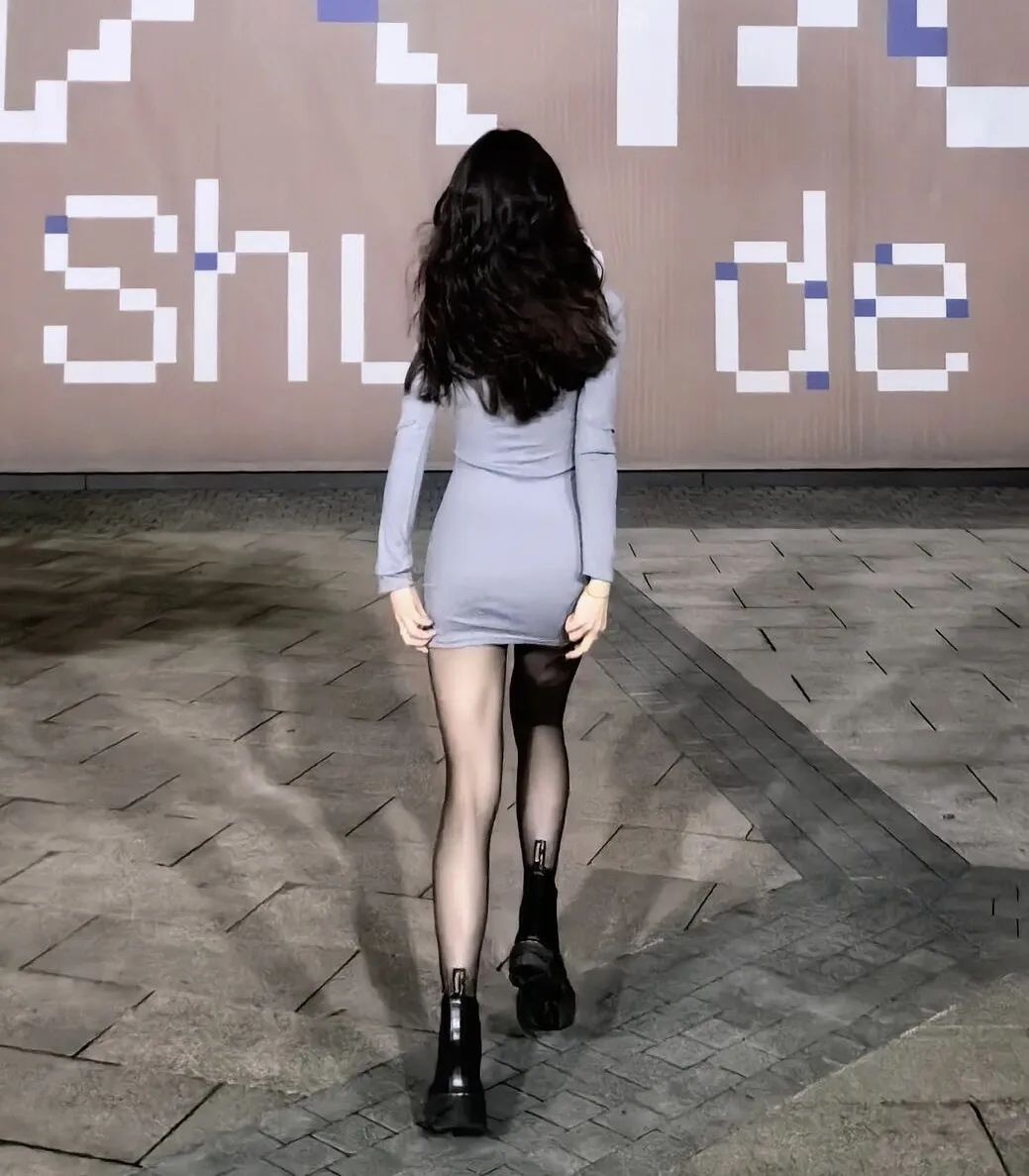 长得好像你女朋友，对吧？黑丝，性感背影，卷发，美死了，太绝了！ - 炫图天下