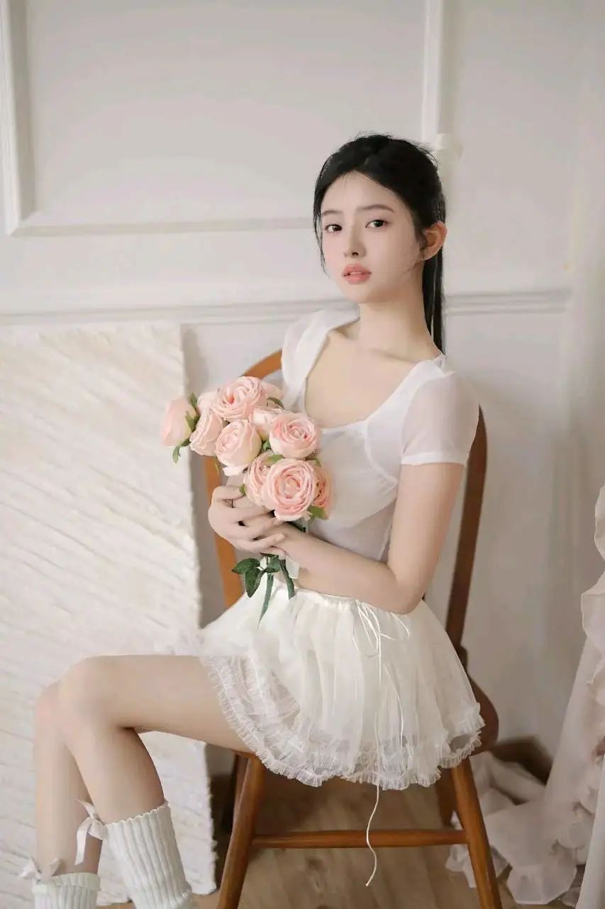 舞动芳华：清新少女的写真壁纸 - 炫图天下