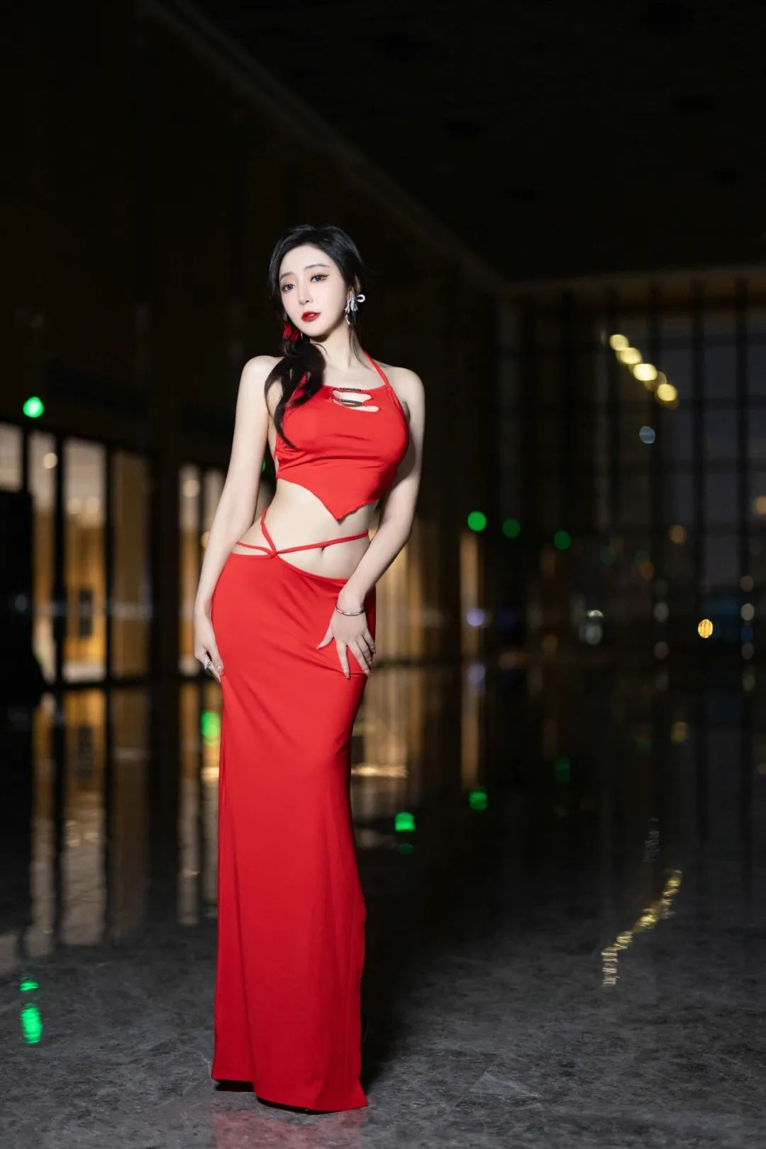 写真 | 肚兜红裙子，小蛮腰夺眼球 - 炫图天下