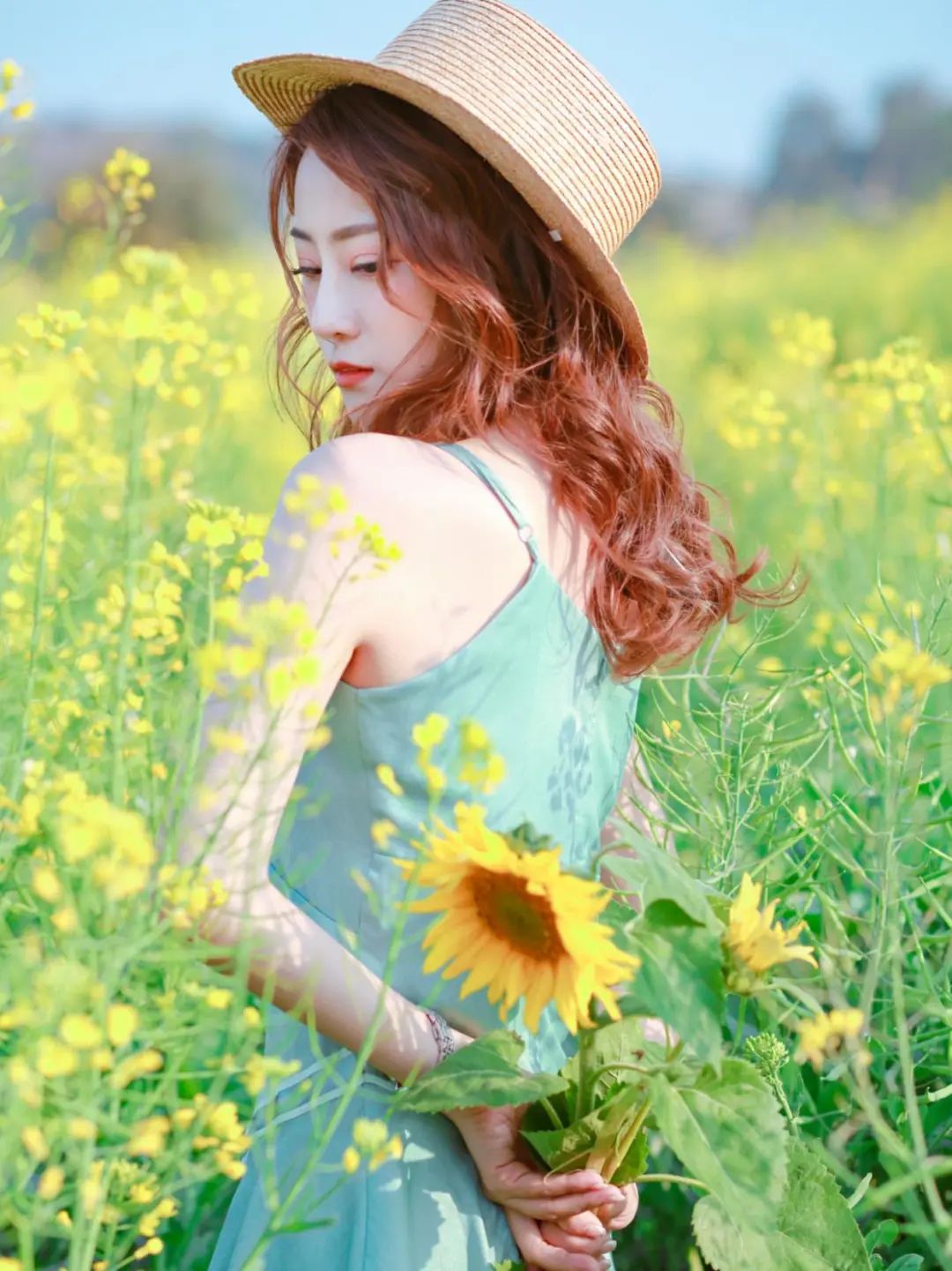 人像油菜花：11种绝美姿势拍花海大片 - 炫图天下
