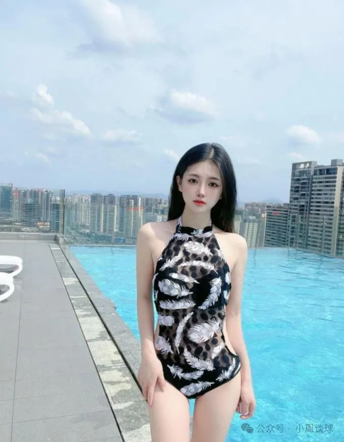 楼顶露天泳池的美女，连体泳衣勾勒出完美身材 - 炫图天下