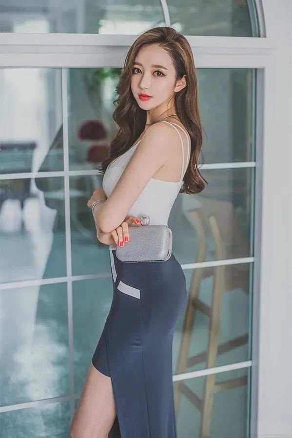 极品高挑美女模特吊带长裙美照 - 炫图天下