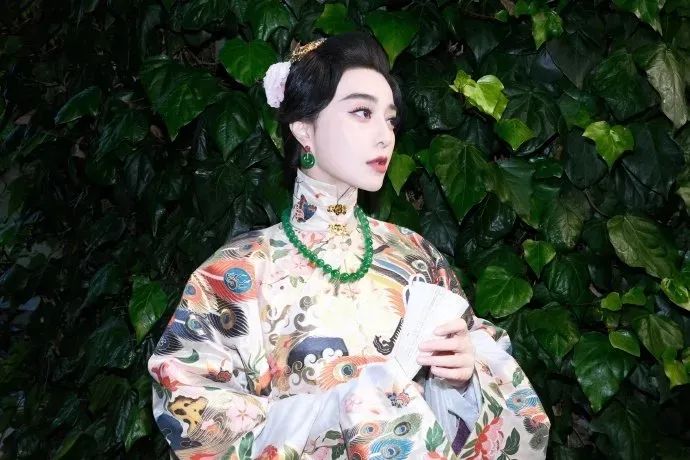 范冰冰｜古风壁纸分享｜范爷还是那么美！左手拿着扇，右手擎着红袖子！ - 炫图天下