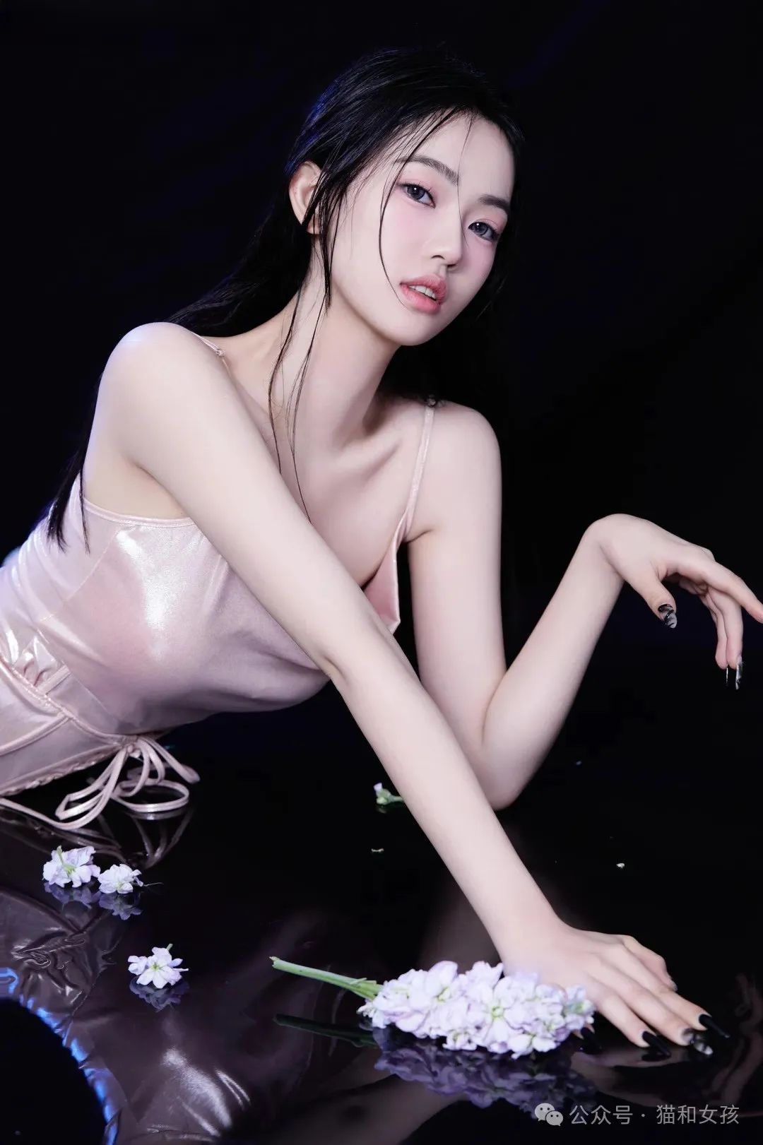 美女｜甜酷女孩写真 粉色与黑色的完美邂逅 - 炫图天下