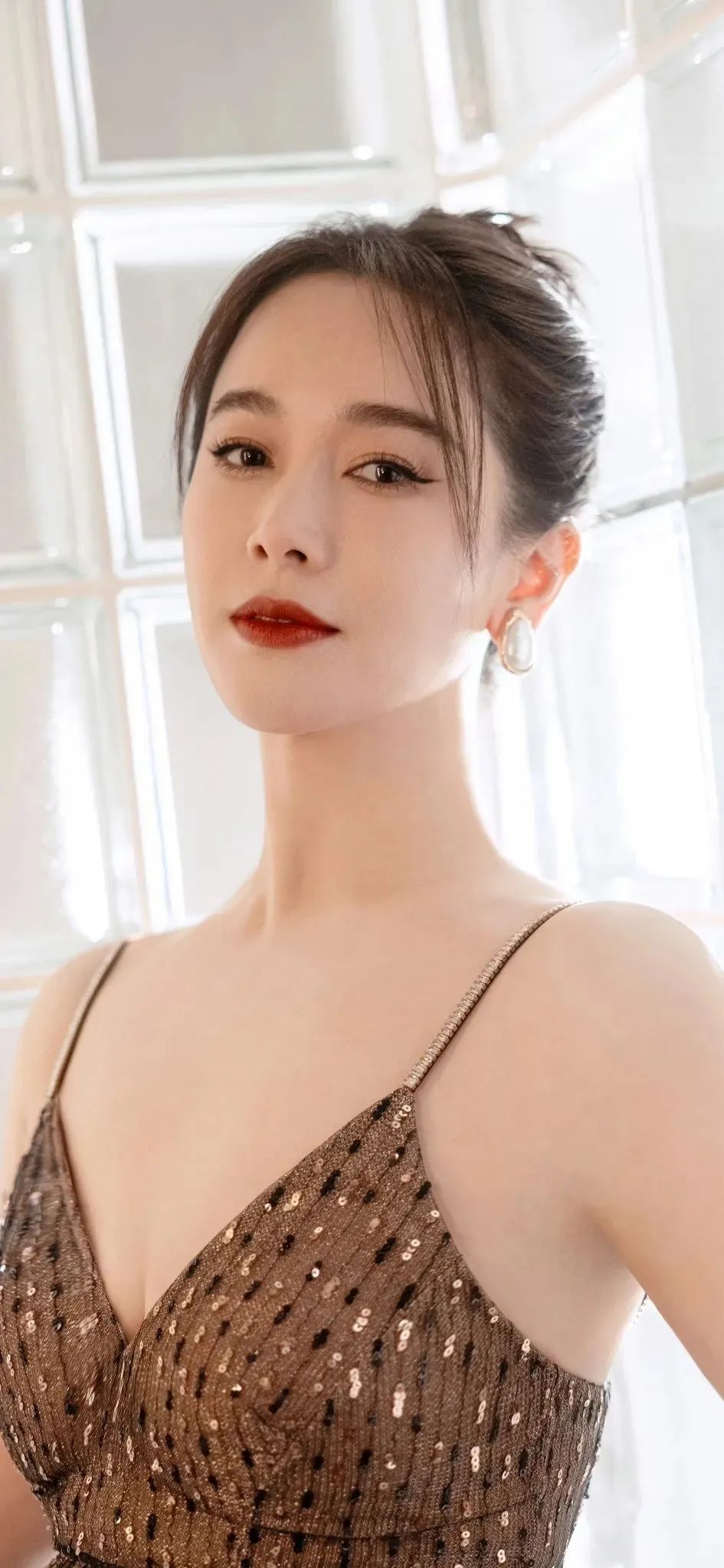 壁纸｜左小青 性感写真集展现中年女性的优雅与力量 - 炫图天下