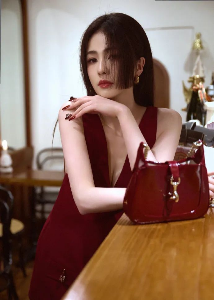 酒红色礼服｜白鹿演绎时尚优雅 - 炫图天下