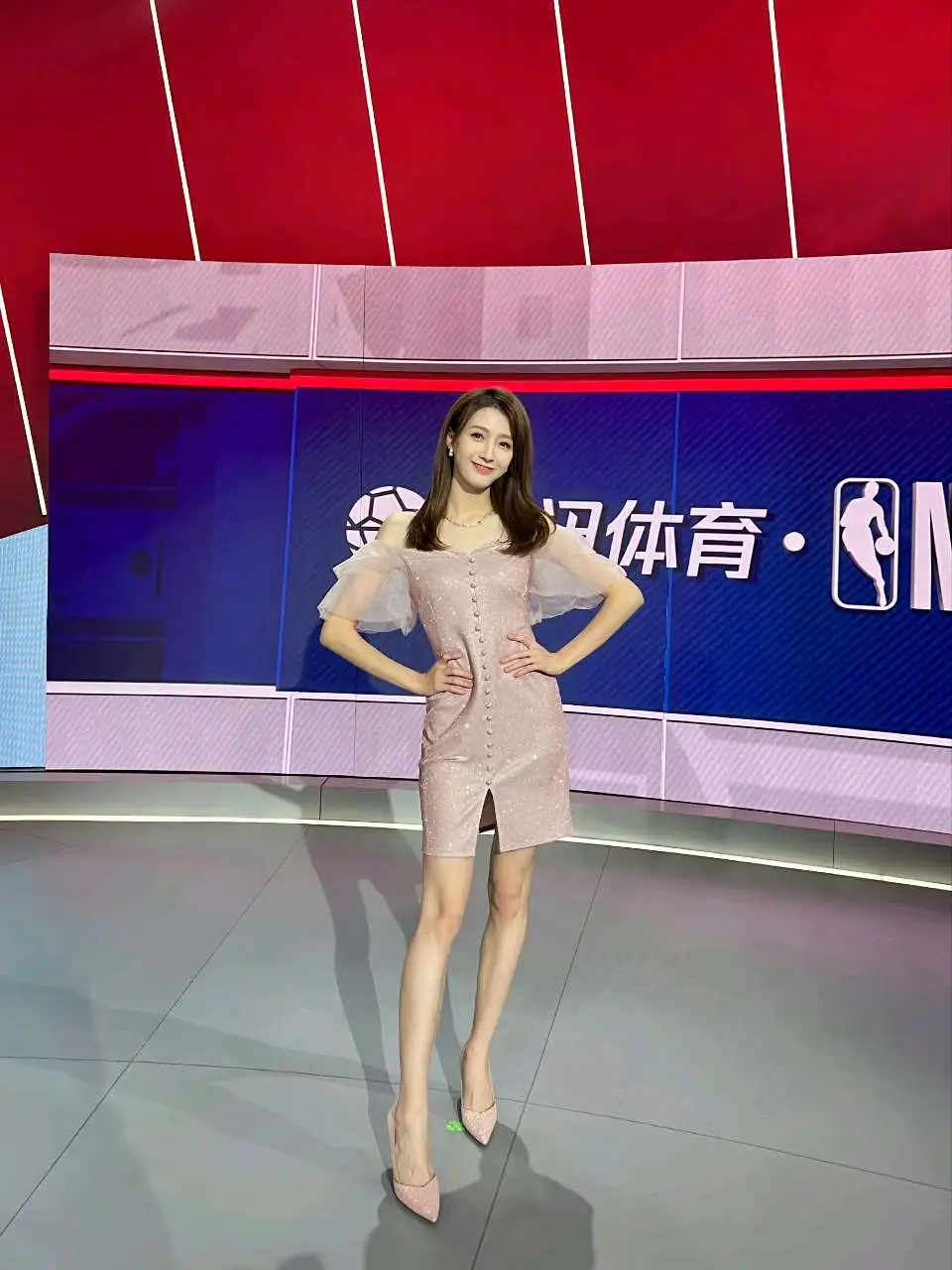 NBA最美女主播！这大长腿，超顶啊！ - 炫图天下