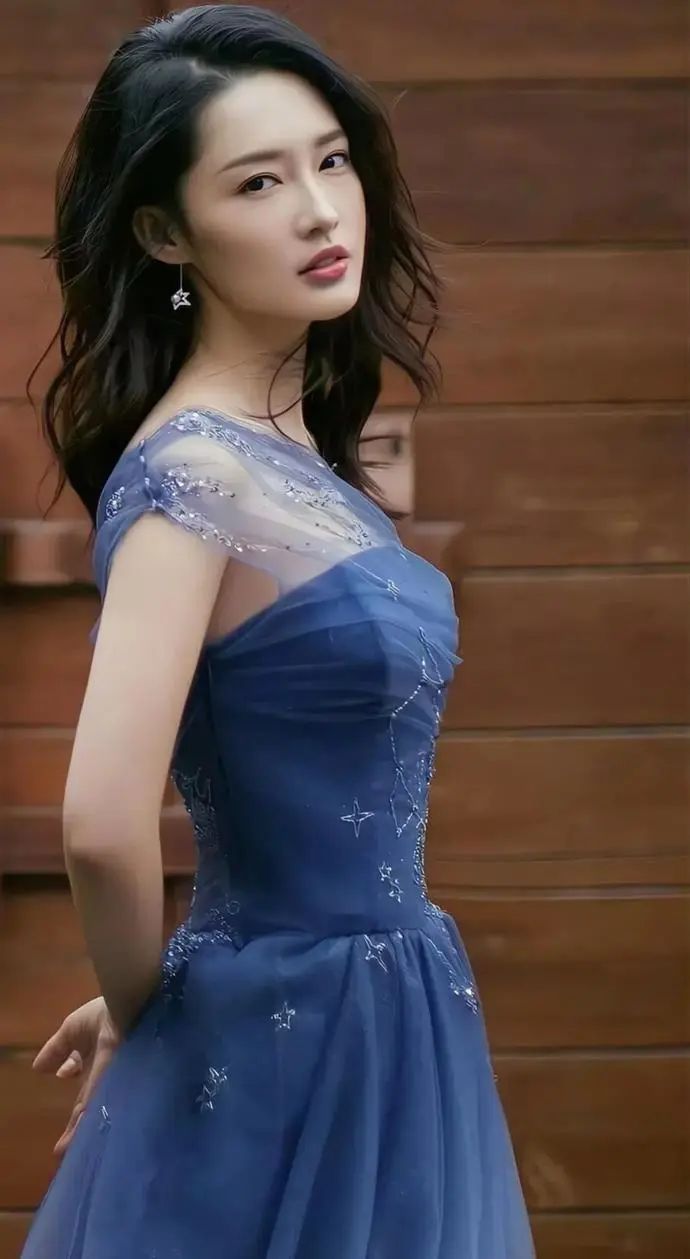 纯天然美女李沁，清新脱俗，微微一笑很倾城 - 炫图天下