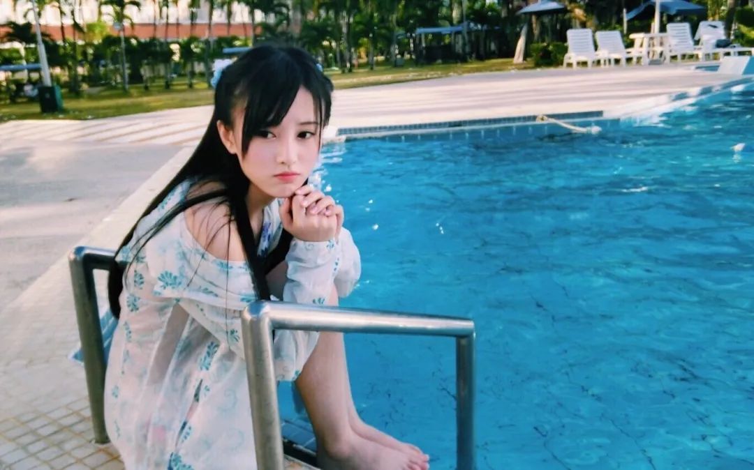 鞠婧祎校园风：性感的青春密码——吊带、格子裙点燃校园的性感火花 - 炫图天下