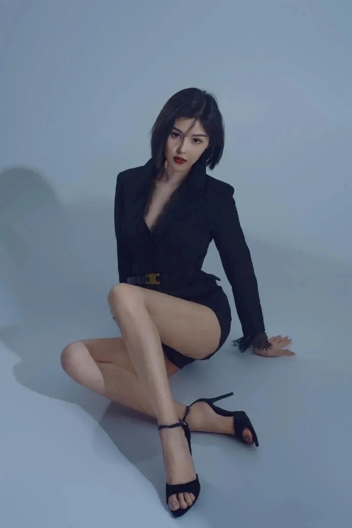壁纸｜车模程儿，身材丰腴、柳腰翘臀，妩媚迷人 - 炫图天下