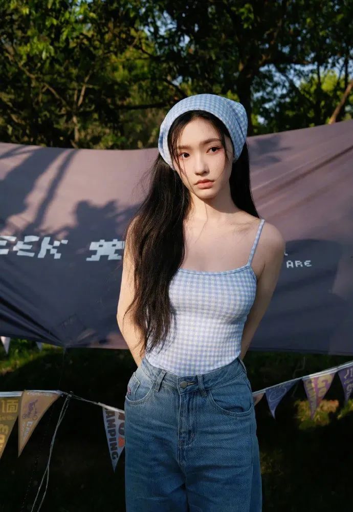 林允吊带衣服小了，好显身材 - 炫图天下