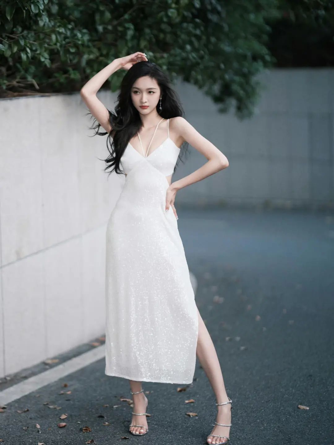 【美女写真】白色吊带连衣裙 - 炫图天下