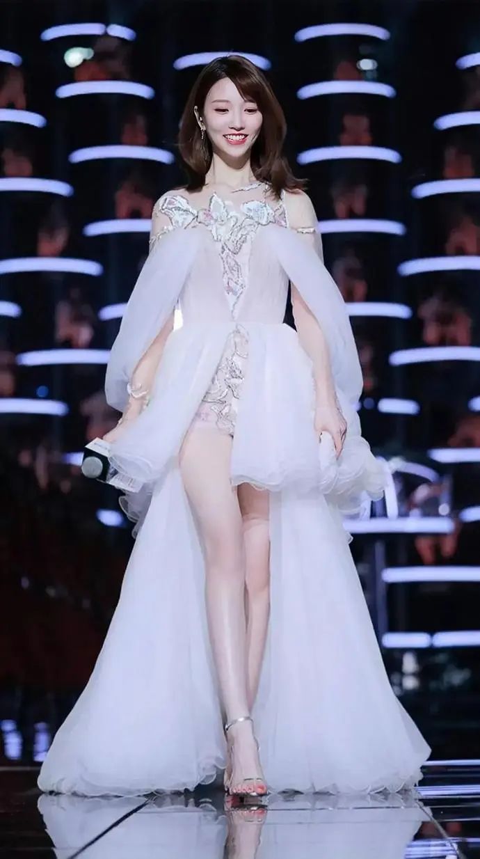 当红花旦张纯烨，主持界的第一长腿女神 - 炫图天下