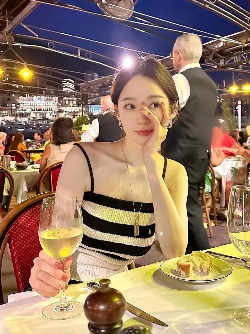 轻熟大长腿！白嫩美女比黑丝还撩人！ - 炫图天下