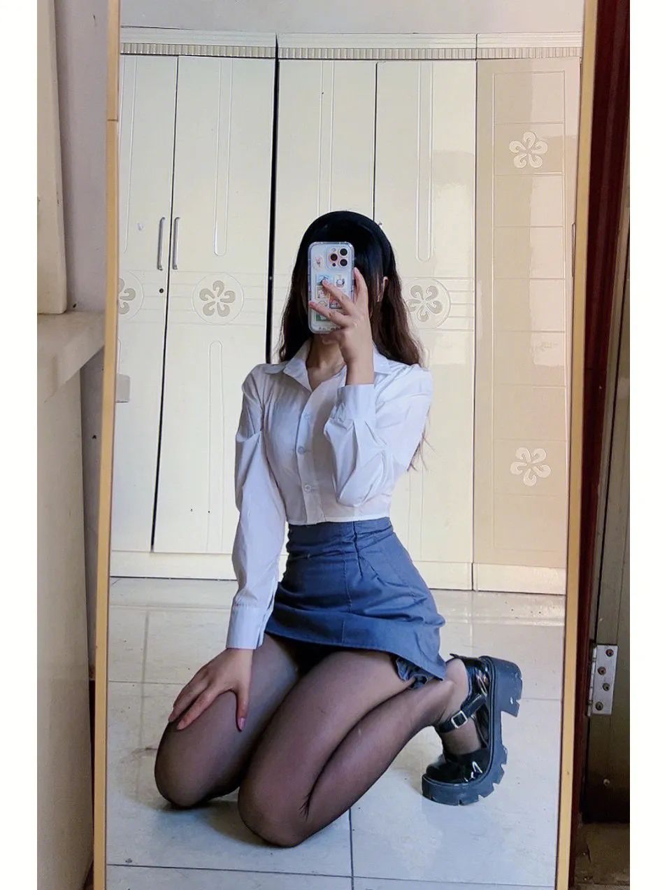 对镜自拍，白衬衫黑丝美女的姿态！ - 炫图天下