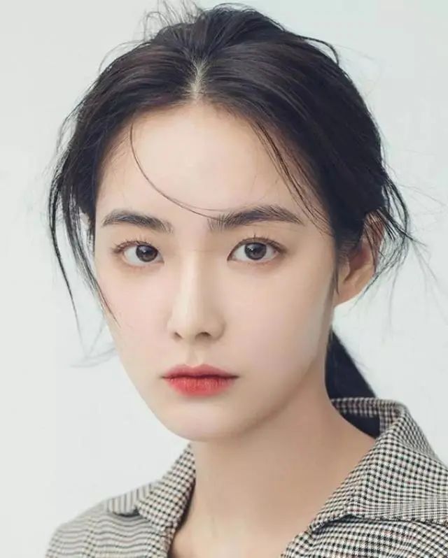 ​女生显瘦的9个拍照姿势，表情自然不尴尬，动作简单显身材 - 炫图天下