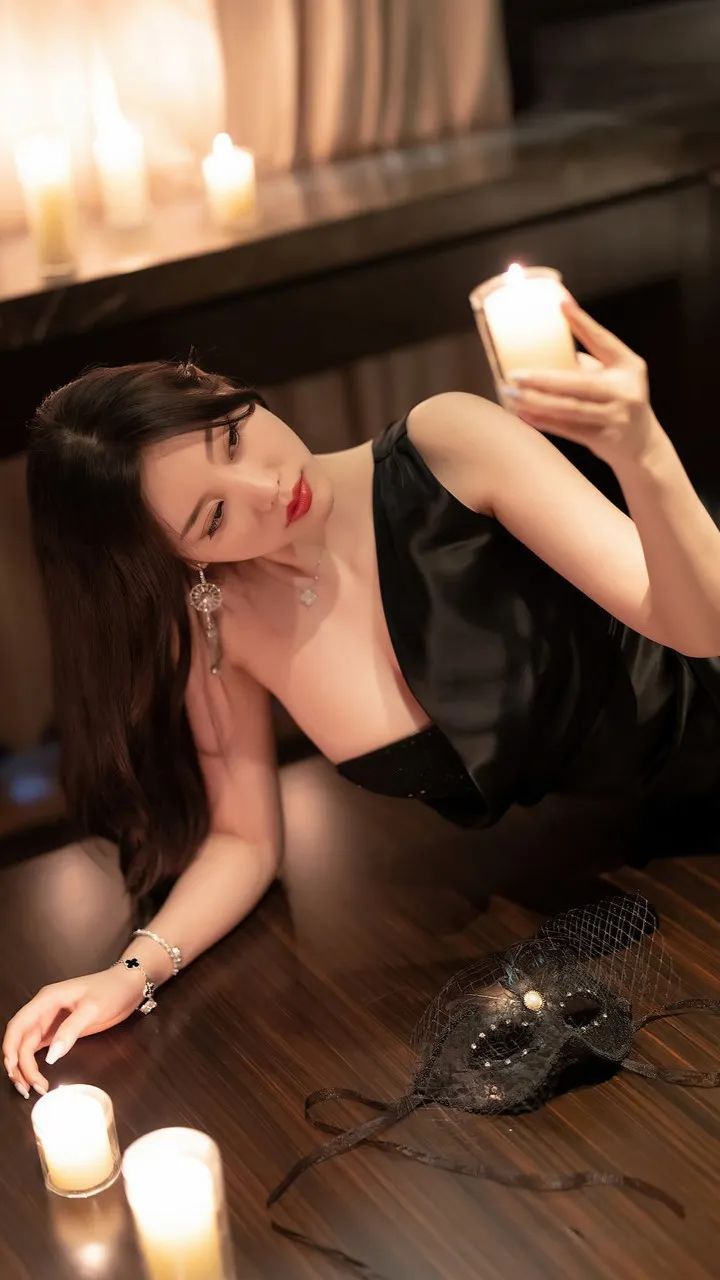地上点蜡烛性感自拍，昏暗光线下的“人间尤物”美美的事业线 - 炫图天下