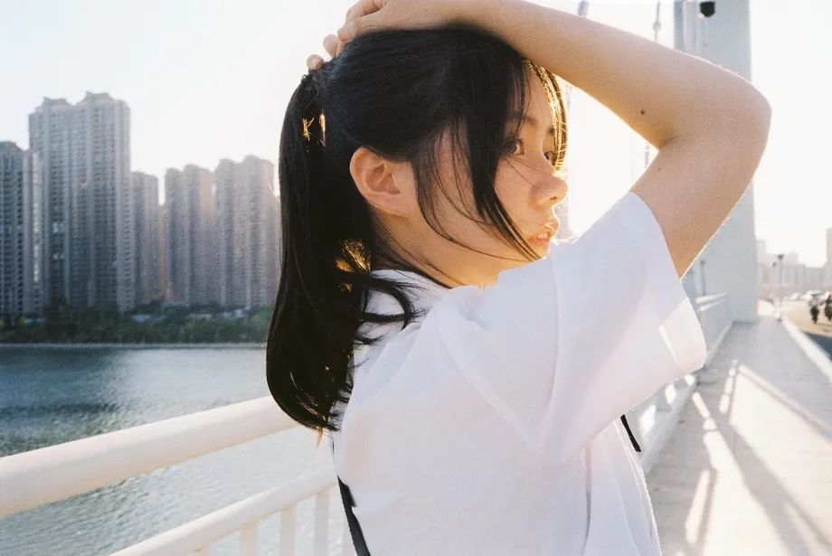 少女 拍照的派大星 - 炫图天下