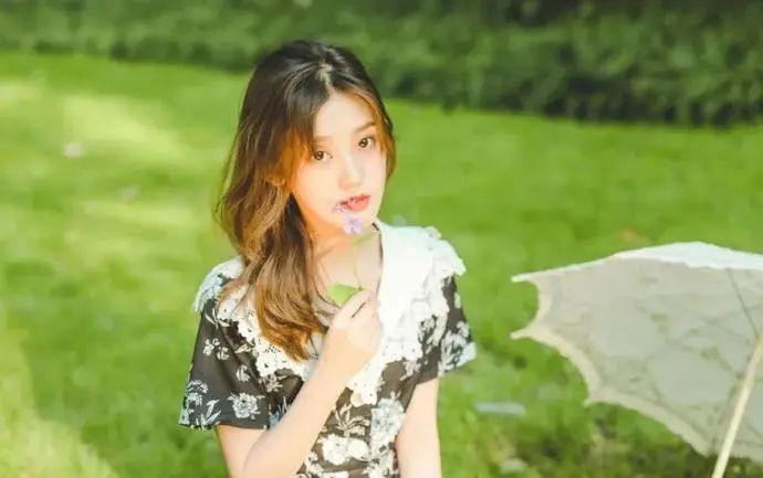 森系美女，印花短裙，甜美迷人 - 炫图天下