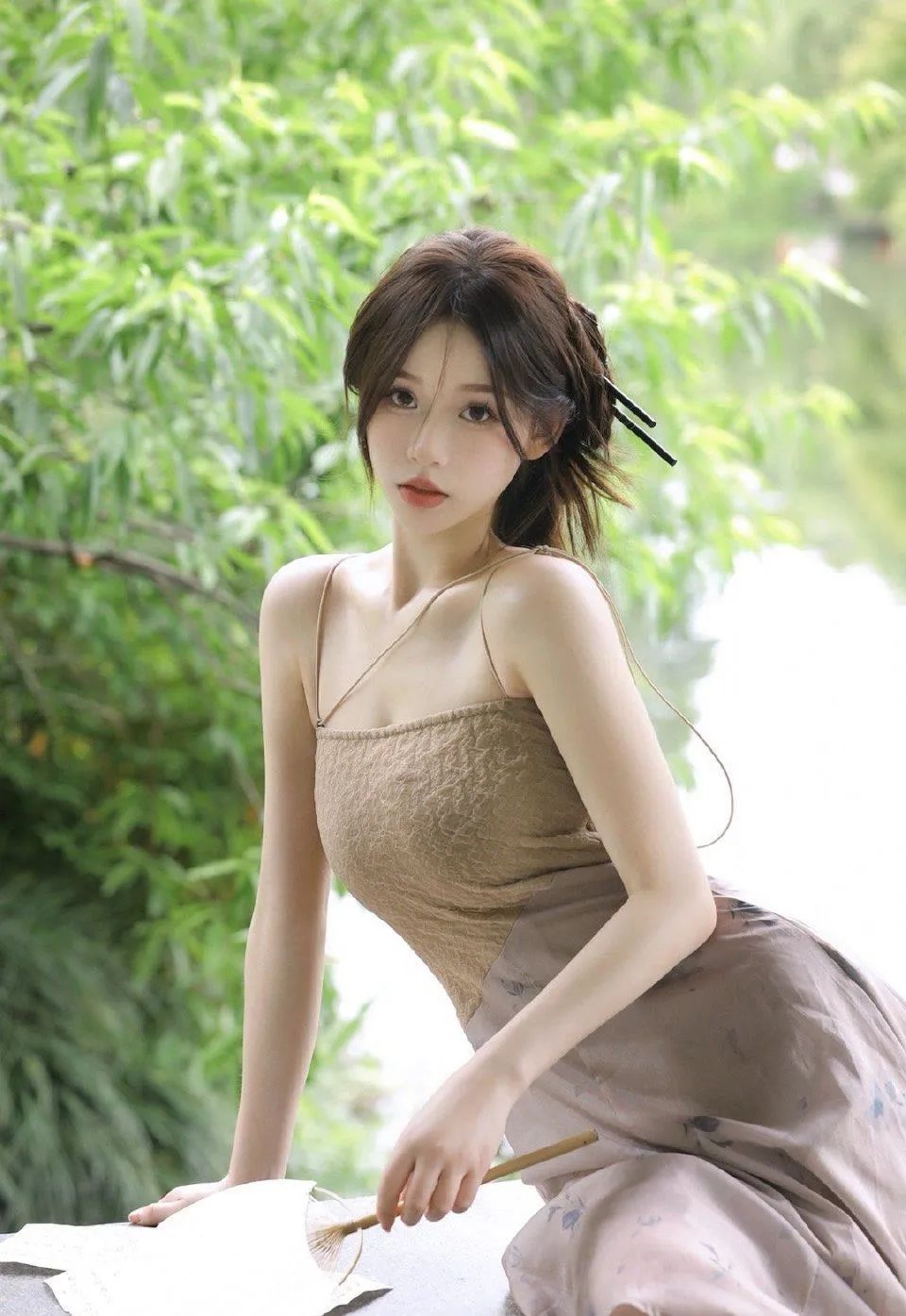婉约江南美女-抹胸汉裙，湖边写真 - 炫图天下