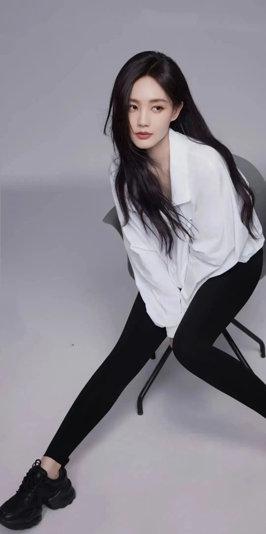 壁纸｜李一桐超长黑白丝美腿，太美啦～ - 炫图天下