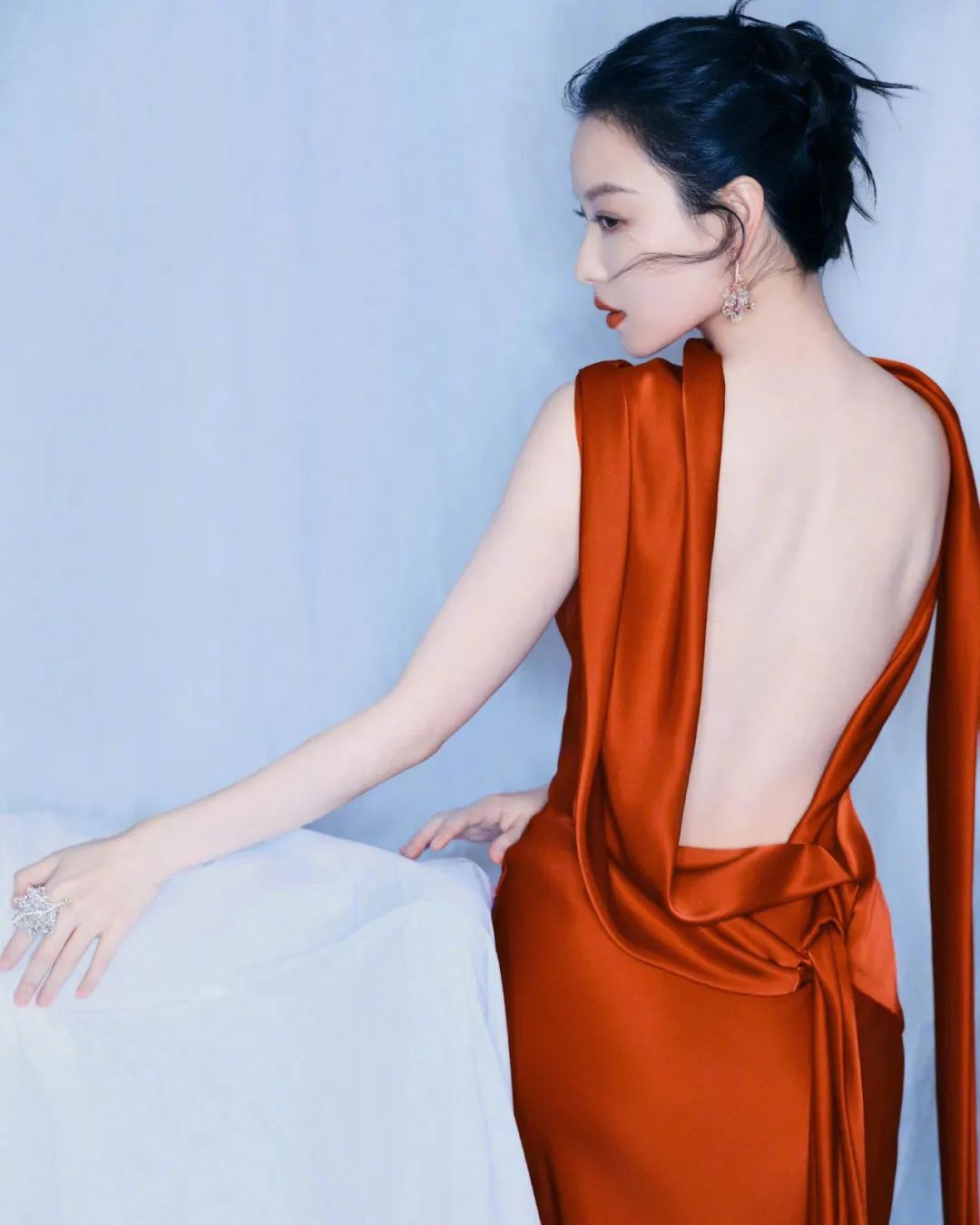 倪妮复古红裙，美背让人移不开眼 - 炫图天下