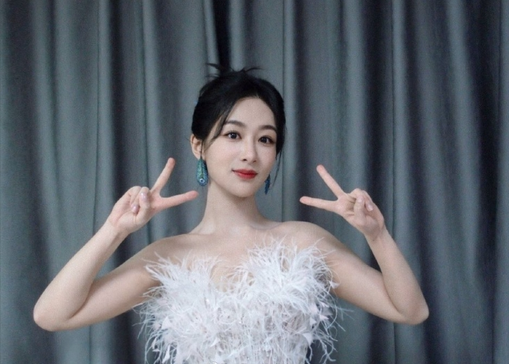 杨紫露肩流光羽毛裙装美翻了！温婉动人，双手比耶尽显可爱俏皮，网友：是初恋的感觉 - 炫图天下