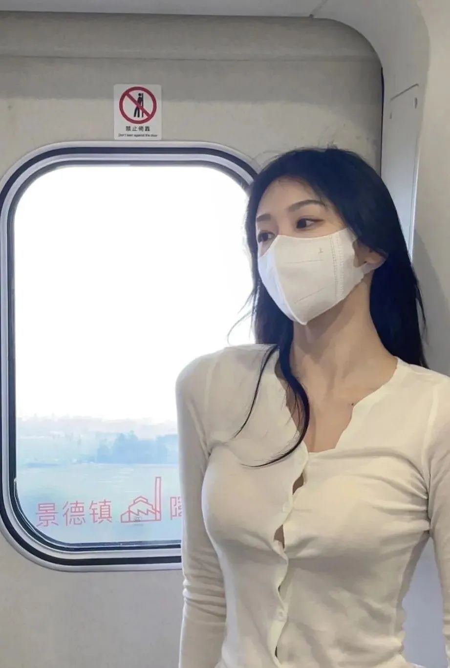 美女壁纸 | 高铁上闪现神秘美女 - 炫图天下