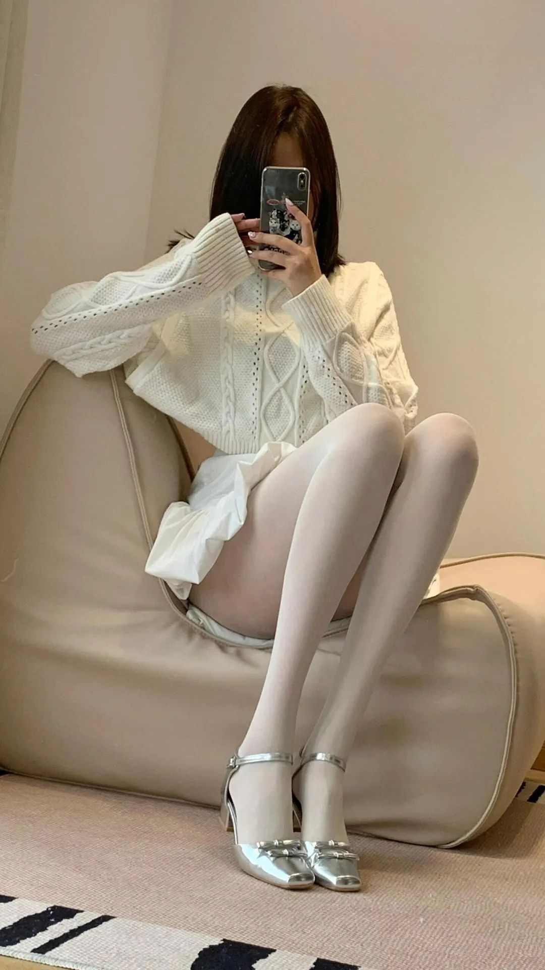 壁纸 | 修长白丝美女 - 炫图天下