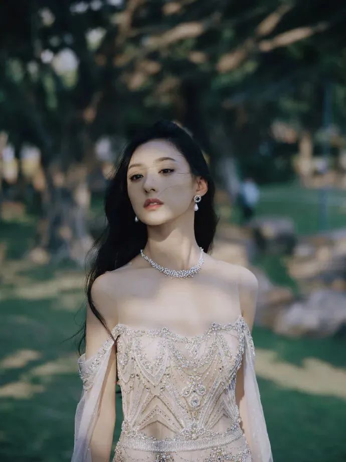 胡连馨抹胸裙，大方秀出好身材​​​ - 炫图天下