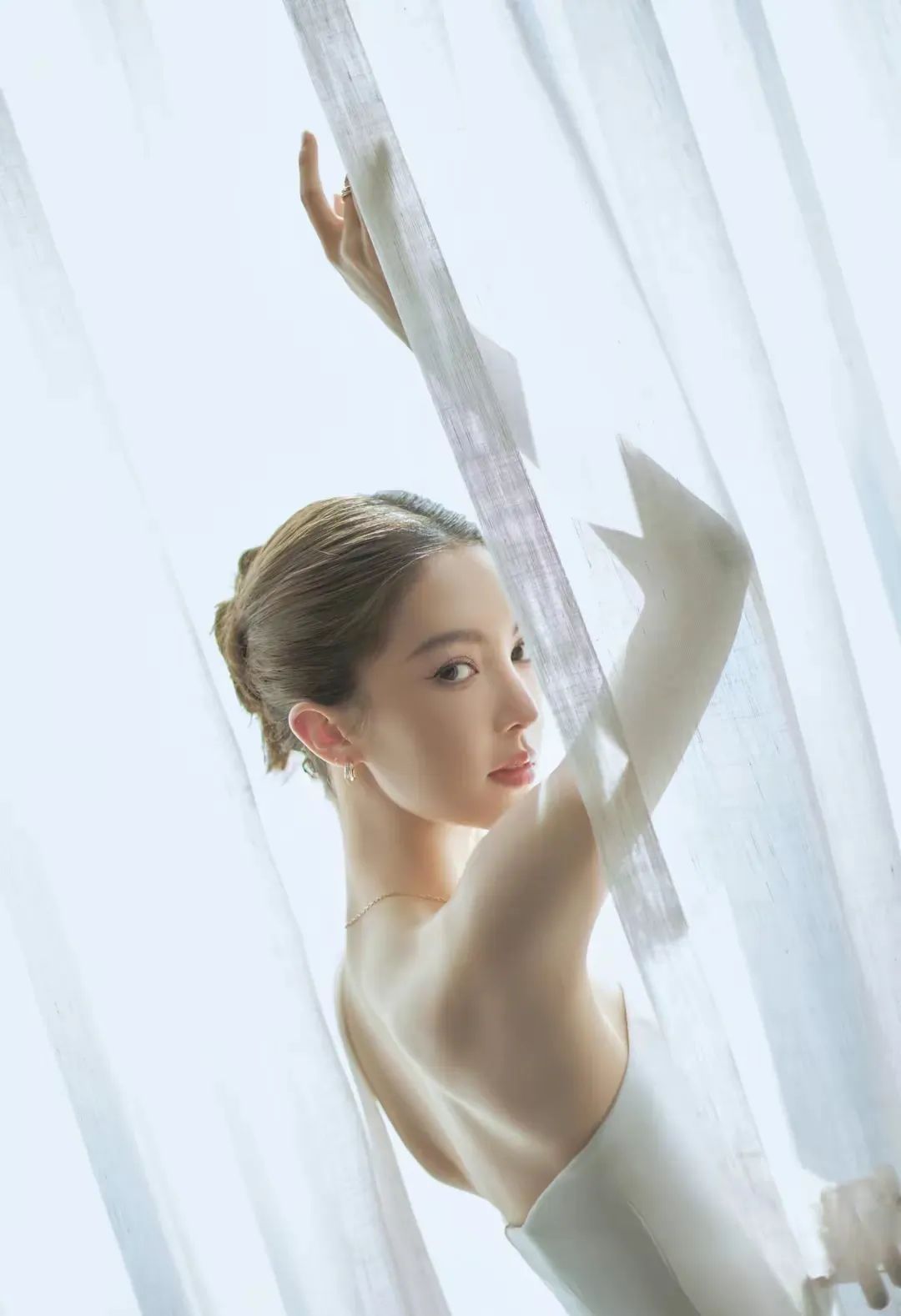 壁纸｜金晨白色抹胸蕾丝裙 优雅而清新写真 - 炫图天下
