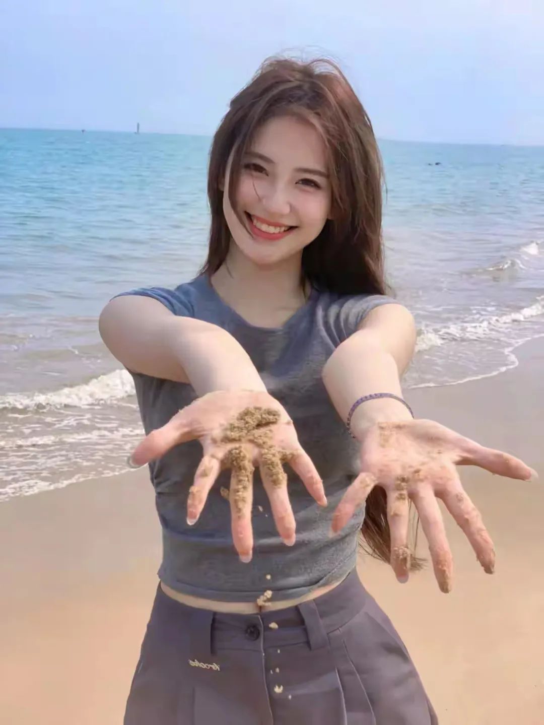 海滩上的你，甜美动人 - 炫图天下