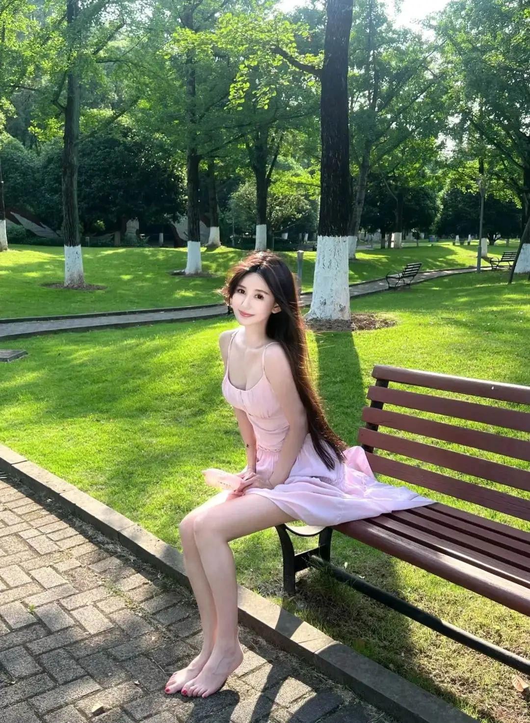 【美女故事】公园里的小姐姐 - 炫图天下