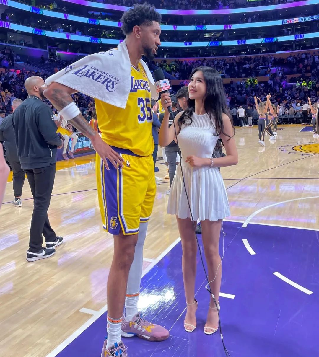 NBA最美女记者！太顶了！性感女神啊！ - 炫图天下