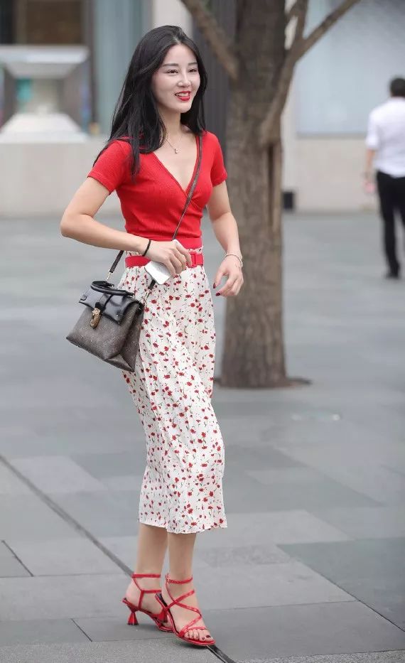 街拍美女：气质逼人，仿佛空气里满是香味 - 炫图天下