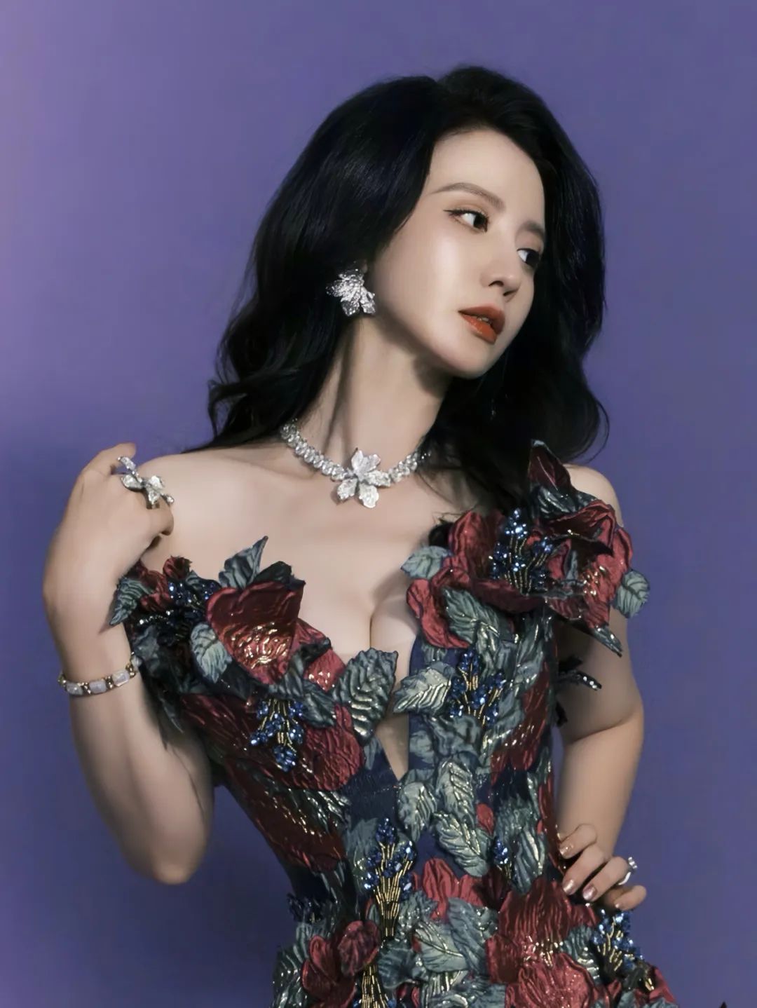 玫瑰抹胸裙秀出丰满挺拔好身材，顶不住了 - 炫图天下