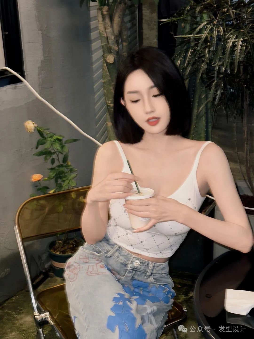 短发性感美女的风情时刻 - 炫图天下